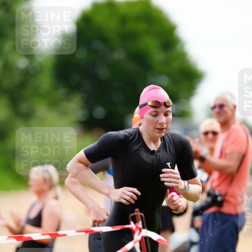21.06.2026 - 29. Vierlanden-Triathlon LAZAROV Photography http://msf.ph/oto/9864101 21.06.2026 11:18:55 Schwimmen 844, 879, 882 meine-sportfotos.de