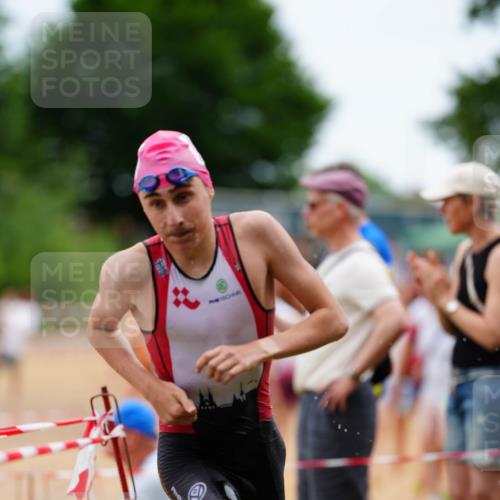 21.06.2026 - 29. Vierlanden-Triathlon LAZAROV Photography http://msf.ph/oto/9864697 21.06.2026 12:00:42 Schwimmen 918, 944, 955 meine-sportfotos.de