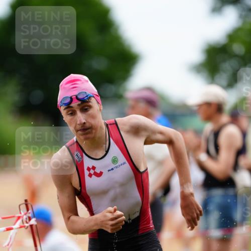 21.06.2026 - 29. Vierlanden-Triathlon LAZAROV Photography http://msf.ph/oto/9864699 21.06.2026 12:00:43 Schwimmen 918, 944, 955 meine-sportfotos.de