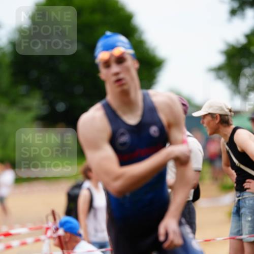 21.06.2026 - 29. Vierlanden-Triathlon LAZAROV Photography http://msf.ph/oto/9864739 21.06.2026 12:01:25 Schwimmen 919, 927, 947, 957, 958, 963, 966, 970, 971, 972 meine-sportfotos.de