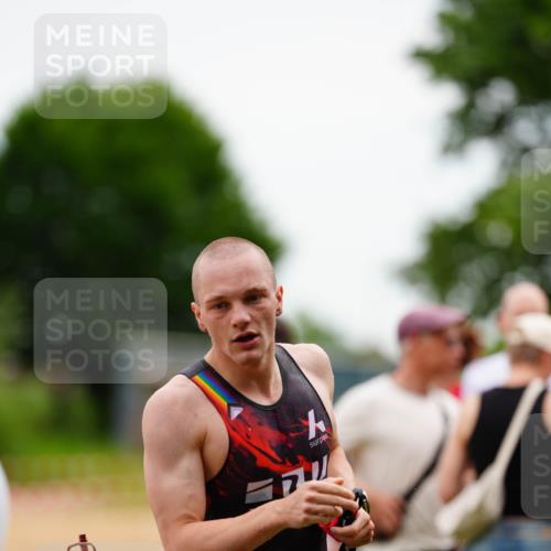 21.06.2026 - 29. Vierlanden-Triathlon LAZAROV Photography http://msf.ph/oto/9864862 21.06.2026 12:03:03 Schwimmen 907, 922, 924 meine-sportfotos.de