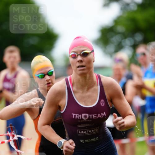 21.06.2026 - 29. Vierlanden-Triathlon LAZAROV Photography http://msf.ph/oto/9864945 21.06.2026 12:27:12 Schwimmen 983, 995, 1008, 1011 meine-sportfotos.de