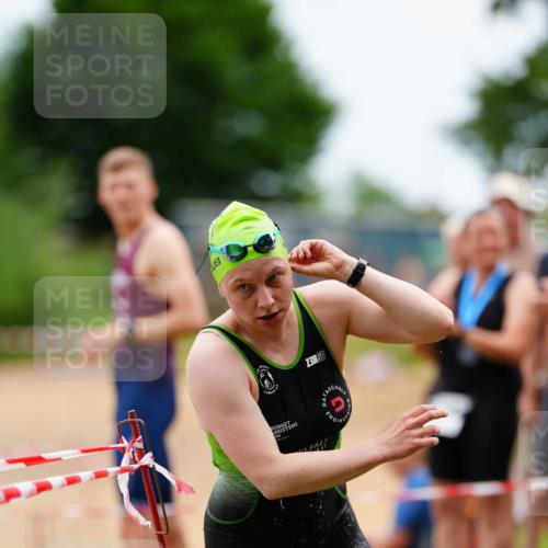 21.06.2026 - 29. Vierlanden-Triathlon LAZAROV Photography http://msf.ph/oto/9864975 21.06.2026 12:27:46 Schwimmen 1002, 1007 meine-sportfotos.de