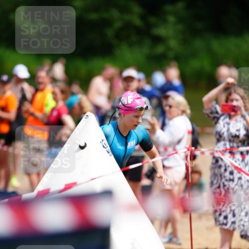 21.06.2026 - 29. Vierlanden-Triathlon LAZAROV Photography http://msf.ph/oto/9865823 21.06.2026 13:14:23 Schwimmen 1142, 1144 meine-sportfotos.de