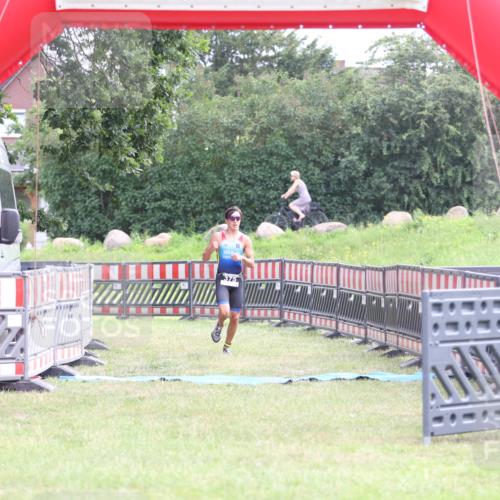 21.06.2026 - 29. Vierlanden-Triathlon Andreas Tolksdorf http://msf.ph/oto/9869827 21.06.2026 10:48:56 Ziel  meine-sportfotos.de
