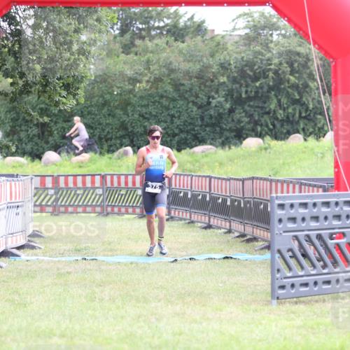 21.06.2026 - 29. Vierlanden-Triathlon Andreas Tolksdorf http://msf.ph/oto/9869877 21.06.2026 10:48:57 Ziel  meine-sportfotos.de