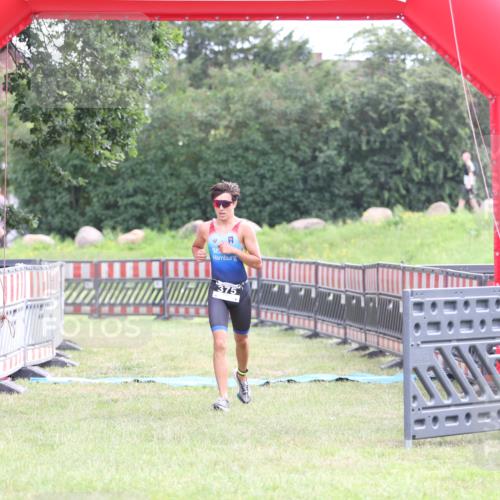 21.06.2026 - 29. Vierlanden-Triathlon Andreas Tolksdorf http://msf.ph/oto/9869976 21.06.2026 10:48:58 Ziel  meine-sportfotos.de