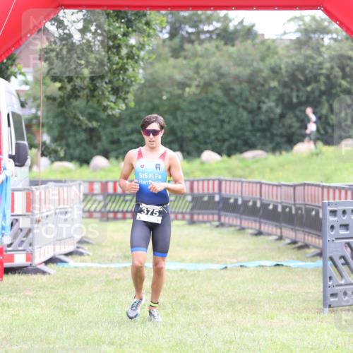 21.06.2026 - 29. Vierlanden-Triathlon Andreas Tolksdorf http://msf.ph/oto/9870078 21.06.2026 10:48:59 Ziel  meine-sportfotos.de