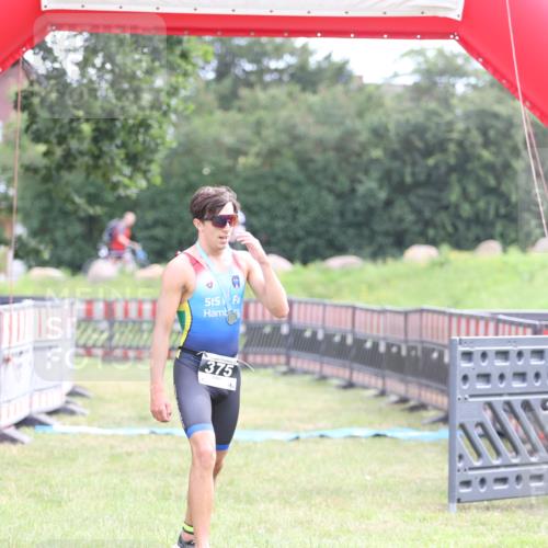 21.06.2026 - 29. Vierlanden-Triathlon Andreas Tolksdorf http://msf.ph/oto/9870093 21.06.2026 10:49:03 Ziel  meine-sportfotos.de