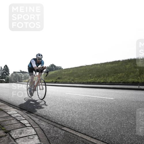 21.06.2026 - 29. Vierlanden-Triathlon H.Heesch http://msf.ph/oto/9870155 21.06.2026 09:04:51 Radfahren 70, 81, 98 meine-sportfotos.de