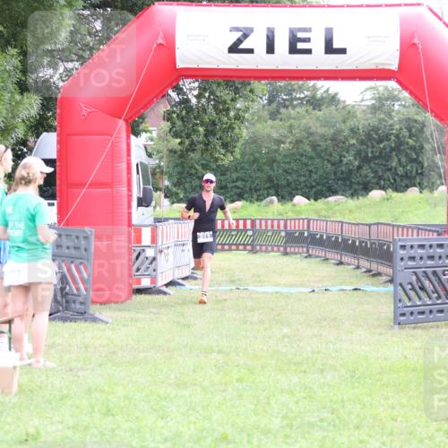21.06.2026 - 29. Vierlanden-Triathlon Andreas Tolksdorf http://msf.ph/oto/9870393 21.06.2026 10:51:43 Ziel 311, 311 meine-sportfotos.de