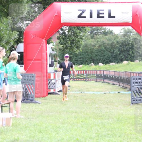 21.06.2026 - 29. Vierlanden-Triathlon Andreas Tolksdorf http://msf.ph/oto/9870403 21.06.2026 10:51:44 Ziel 311, 311 meine-sportfotos.de