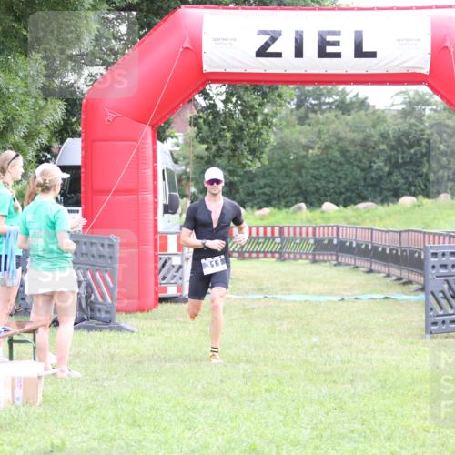 21.06.2026 - 29. Vierlanden-Triathlon Andreas Tolksdorf http://msf.ph/oto/9870468 21.06.2026 10:51:45 Ziel 311, 311 meine-sportfotos.de