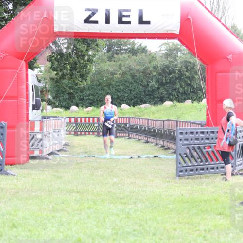 21.06.2026 - 29. Vierlanden-Triathlon Andreas Tolksdorf http://msf.ph/oto/9870887 21.06.2026 10:54:15 Ziel  meine-sportfotos.de