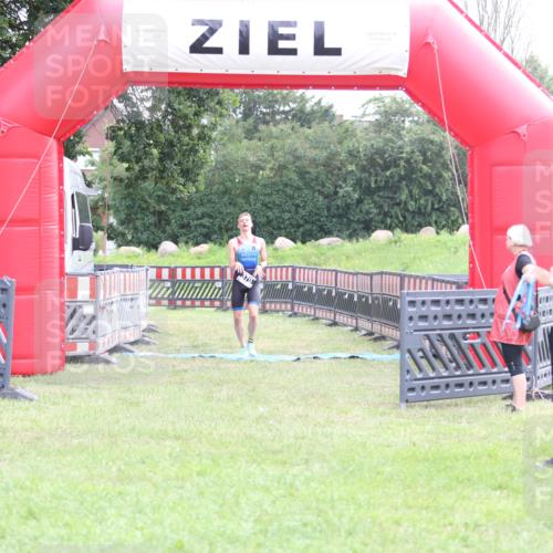 21.06.2026 - 29. Vierlanden-Triathlon Andreas Tolksdorf http://msf.ph/oto/9870896 21.06.2026 10:54:15 Ziel  meine-sportfotos.de