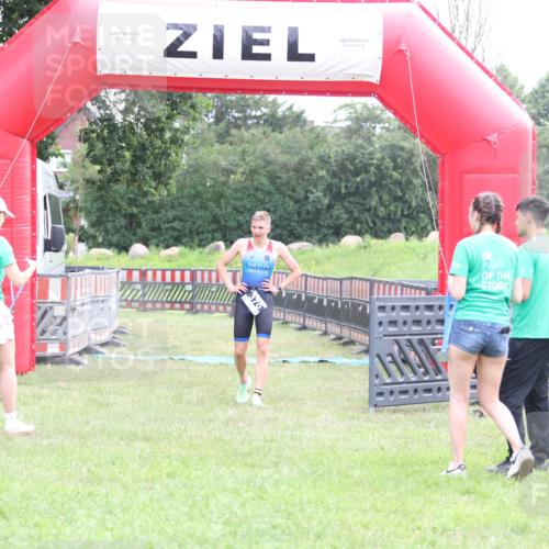 21.06.2026 - 29. Vierlanden-Triathlon Andreas Tolksdorf http://msf.ph/oto/9871054 21.06.2026 10:54:19 Ziel  meine-sportfotos.de