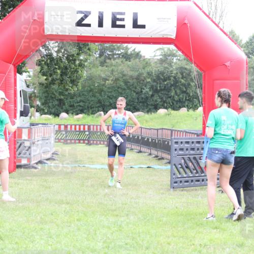 21.06.2026 - 29. Vierlanden-Triathlon Andreas Tolksdorf http://msf.ph/oto/9871061 21.06.2026 10:54:19 Ziel  meine-sportfotos.de