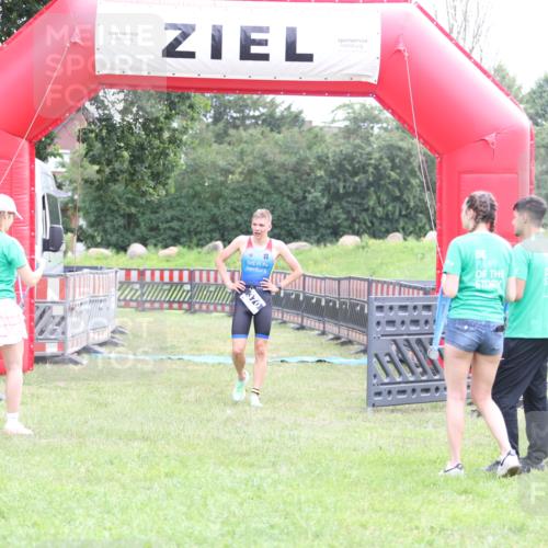 21.06.2026 - 29. Vierlanden-Triathlon Andreas Tolksdorf http://msf.ph/oto/9871073 21.06.2026 10:54:20 Ziel  meine-sportfotos.de