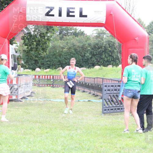 21.06.2026 - 29. Vierlanden-Triathlon Andreas Tolksdorf http://msf.ph/oto/9871092 21.06.2026 10:54:20 Ziel  meine-sportfotos.de