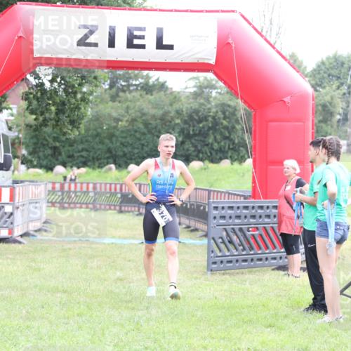 21.06.2026 - 29. Vierlanden-Triathlon Andreas Tolksdorf http://msf.ph/oto/9871221 21.06.2026 10:54:25 Ziel  meine-sportfotos.de