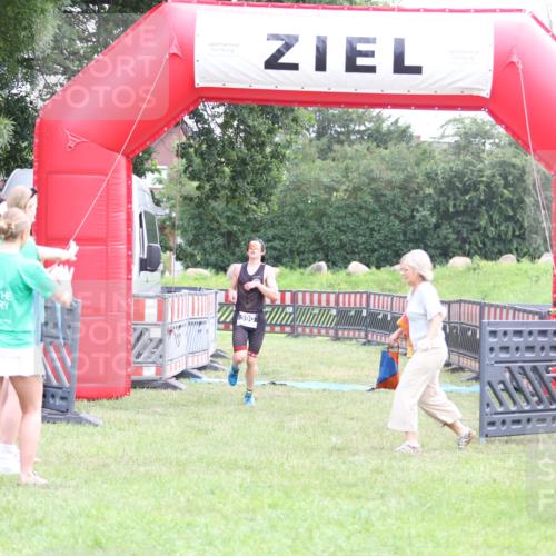 21.06.2026 - 29. Vierlanden-Triathlon Andreas Tolksdorf http://msf.ph/oto/9871262 21.06.2026 10:55:26 Ziel  meine-sportfotos.de
