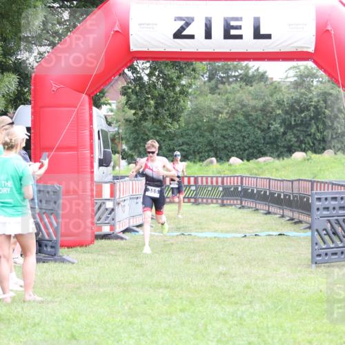 21.06.2026 - 29. Vierlanden-Triathlon Andreas Tolksdorf http://msf.ph/oto/9871431 21.06.2026 10:55:40 Ziel  meine-sportfotos.de