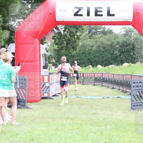 21.06.2026 - 29. Vierlanden-Triathlon Andreas Tolksdorf http://msf.ph/oto/9871467 21.06.2026 10:55:40 Ziel  meine-sportfotos.de