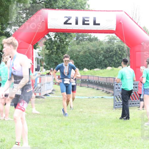 21.06.2026 - 29. Vierlanden-Triathlon Andreas Tolksdorf http://msf.ph/oto/9871660 21.06.2026 10:56:01 Ziel 210, 210 meine-sportfotos.de