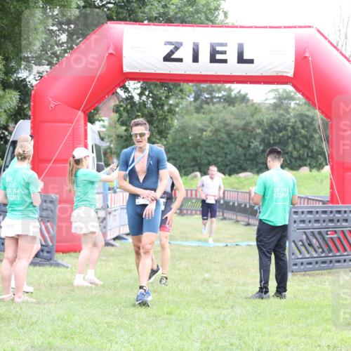 21.06.2026 - 29. Vierlanden-Triathlon Andreas Tolksdorf http://msf.ph/oto/9871711 21.06.2026 10:56:03 Ziel 210, 210 meine-sportfotos.de