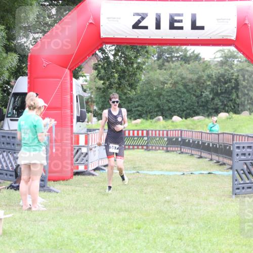 21.06.2026 - 29. Vierlanden-Triathlon Andreas Tolksdorf http://msf.ph/oto/9871924 21.06.2026 10:57:22 Ziel  meine-sportfotos.de