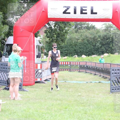 21.06.2026 - 29. Vierlanden-Triathlon Andreas Tolksdorf http://msf.ph/oto/9871932 21.06.2026 10:57:22 Ziel  meine-sportfotos.de