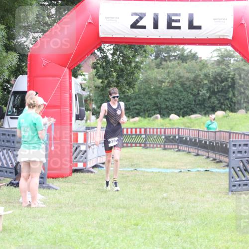 21.06.2026 - 29. Vierlanden-Triathlon Andreas Tolksdorf http://msf.ph/oto/9871941 21.06.2026 10:57:22 Ziel  meine-sportfotos.de