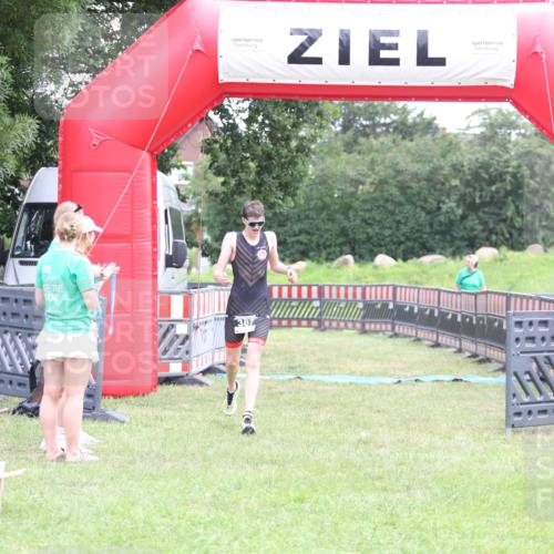 21.06.2026 - 29. Vierlanden-Triathlon Andreas Tolksdorf http://msf.ph/oto/9871968 21.06.2026 10:57:22 Ziel  meine-sportfotos.de