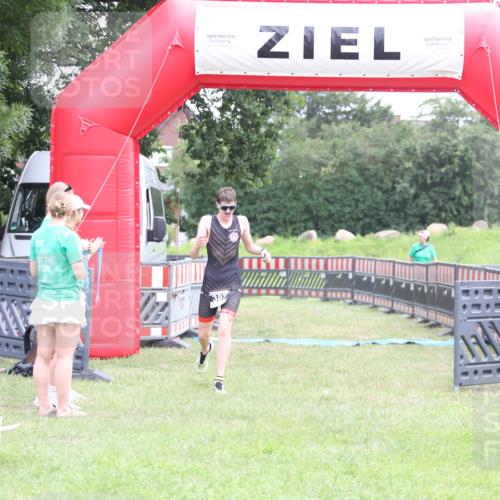 21.06.2026 - 29. Vierlanden-Triathlon Andreas Tolksdorf http://msf.ph/oto/9871979 21.06.2026 10:57:22 Ziel  meine-sportfotos.de