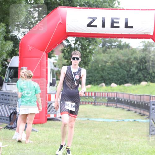 21.06.2026 - 29. Vierlanden-Triathlon Andreas Tolksdorf http://msf.ph/oto/9871996 21.06.2026 10:57:28 Ziel  meine-sportfotos.de