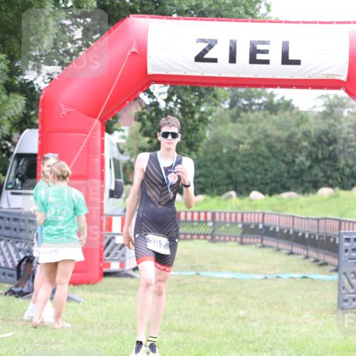 21.06.2026 - 29. Vierlanden-Triathlon Andreas Tolksdorf http://msf.ph/oto/9872011 21.06.2026 10:57:28 Ziel  meine-sportfotos.de
