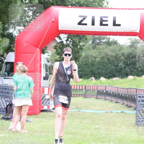 21.06.2026 - 29. Vierlanden-Triathlon Andreas Tolksdorf http://msf.ph/oto/9872017 21.06.2026 10:57:28 Ziel  meine-sportfotos.de