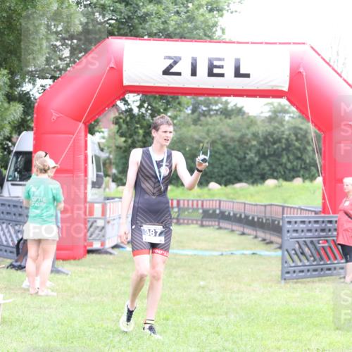 21.06.2026 - 29. Vierlanden-Triathlon Andreas Tolksdorf http://msf.ph/oto/9872056 21.06.2026 10:57:29 Ziel  meine-sportfotos.de