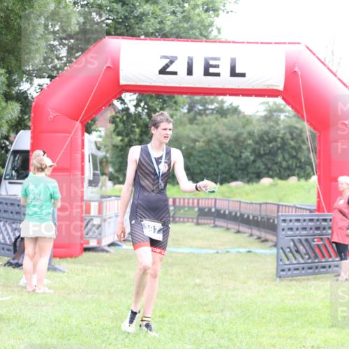 21.06.2026 - 29. Vierlanden-Triathlon Andreas Tolksdorf http://msf.ph/oto/9872064 21.06.2026 10:57:29 Ziel  meine-sportfotos.de