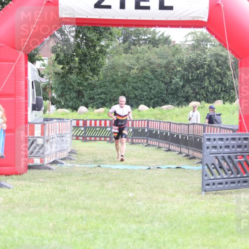 21.06.2026 - 29. Vierlanden-Triathlon Andreas Tolksdorf http://msf.ph/oto/9872391 21.06.2026 10:59:46 Ziel 211, 211 meine-sportfotos.de