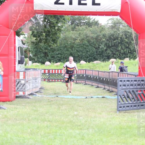 21.06.2026 - 29. Vierlanden-Triathlon Andreas Tolksdorf http://msf.ph/oto/9872400 21.06.2026 10:59:46 Ziel 211, 211 meine-sportfotos.de