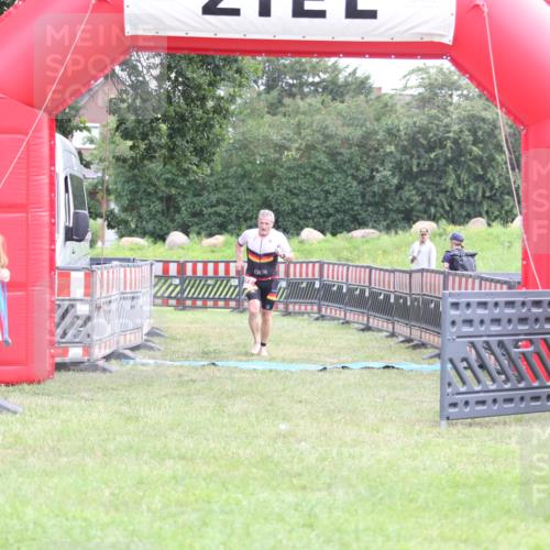 21.06.2026 - 29. Vierlanden-Triathlon Andreas Tolksdorf http://msf.ph/oto/9872416 21.06.2026 10:59:46 Ziel 211, 211 meine-sportfotos.de
