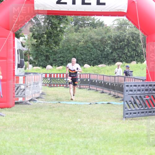 21.06.2026 - 29. Vierlanden-Triathlon Andreas Tolksdorf http://msf.ph/oto/9872429 21.06.2026 10:59:46 Ziel 211, 211 meine-sportfotos.de