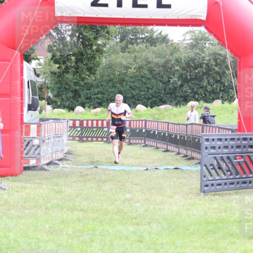 21.06.2026 - 29. Vierlanden-Triathlon Andreas Tolksdorf http://msf.ph/oto/9872435 21.06.2026 10:59:46 Ziel 211, 211 meine-sportfotos.de