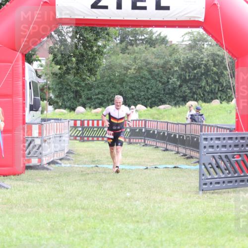 21.06.2026 - 29. Vierlanden-Triathlon Andreas Tolksdorf http://msf.ph/oto/9872452 21.06.2026 10:59:47 Ziel 211, 211 meine-sportfotos.de