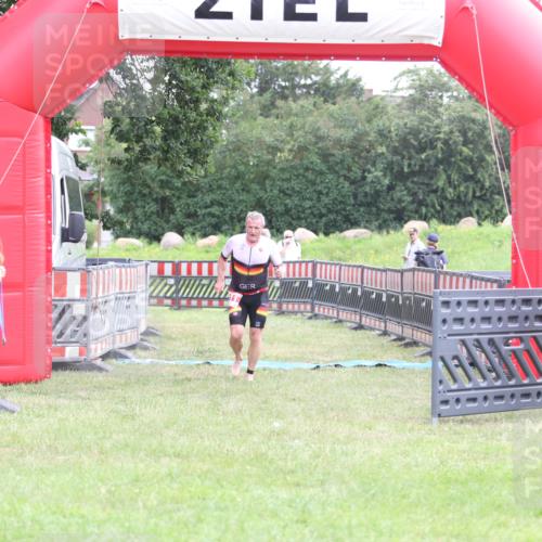 21.06.2026 - 29. Vierlanden-Triathlon Andreas Tolksdorf http://msf.ph/oto/9872483 21.06.2026 10:59:47 Ziel 211, 211 meine-sportfotos.de