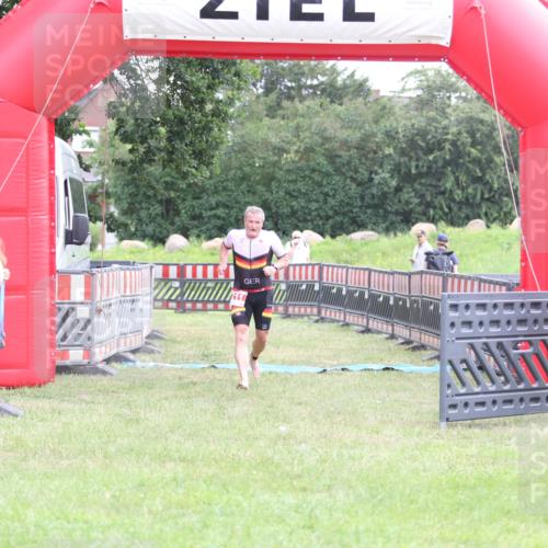 21.06.2026 - 29. Vierlanden-Triathlon Andreas Tolksdorf http://msf.ph/oto/9872518 21.06.2026 10:59:47 Ziel 211, 211 meine-sportfotos.de