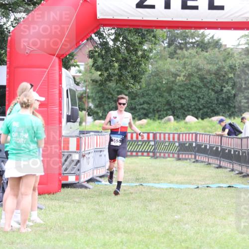 21.06.2026 - 29. Vierlanden-Triathlon Andreas Tolksdorf http://msf.ph/oto/9872610 21.06.2026 11:00:11 Ziel 365, 365 meine-sportfotos.de
