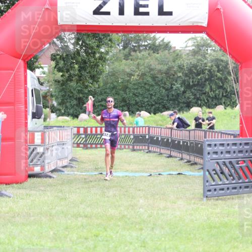 21.06.2026 - 29. Vierlanden-Triathlon Andreas Tolksdorf http://msf.ph/oto/9872997 21.06.2026 11:00:56 Ziel 414, 414 meine-sportfotos.de