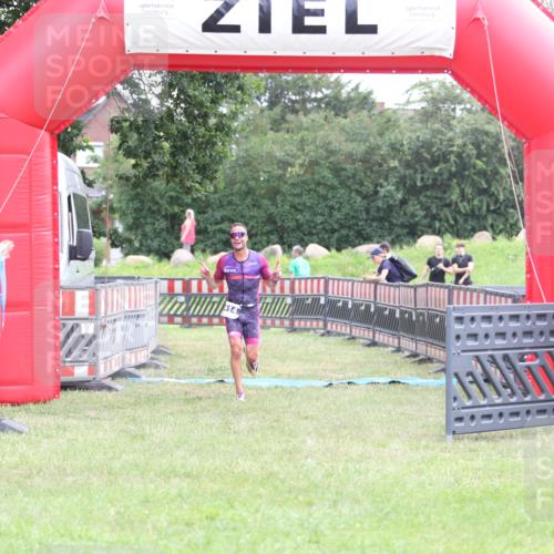 21.06.2026 - 29. Vierlanden-Triathlon Andreas Tolksdorf http://msf.ph/oto/9873024 21.06.2026 11:00:56 Ziel 414, 414 meine-sportfotos.de